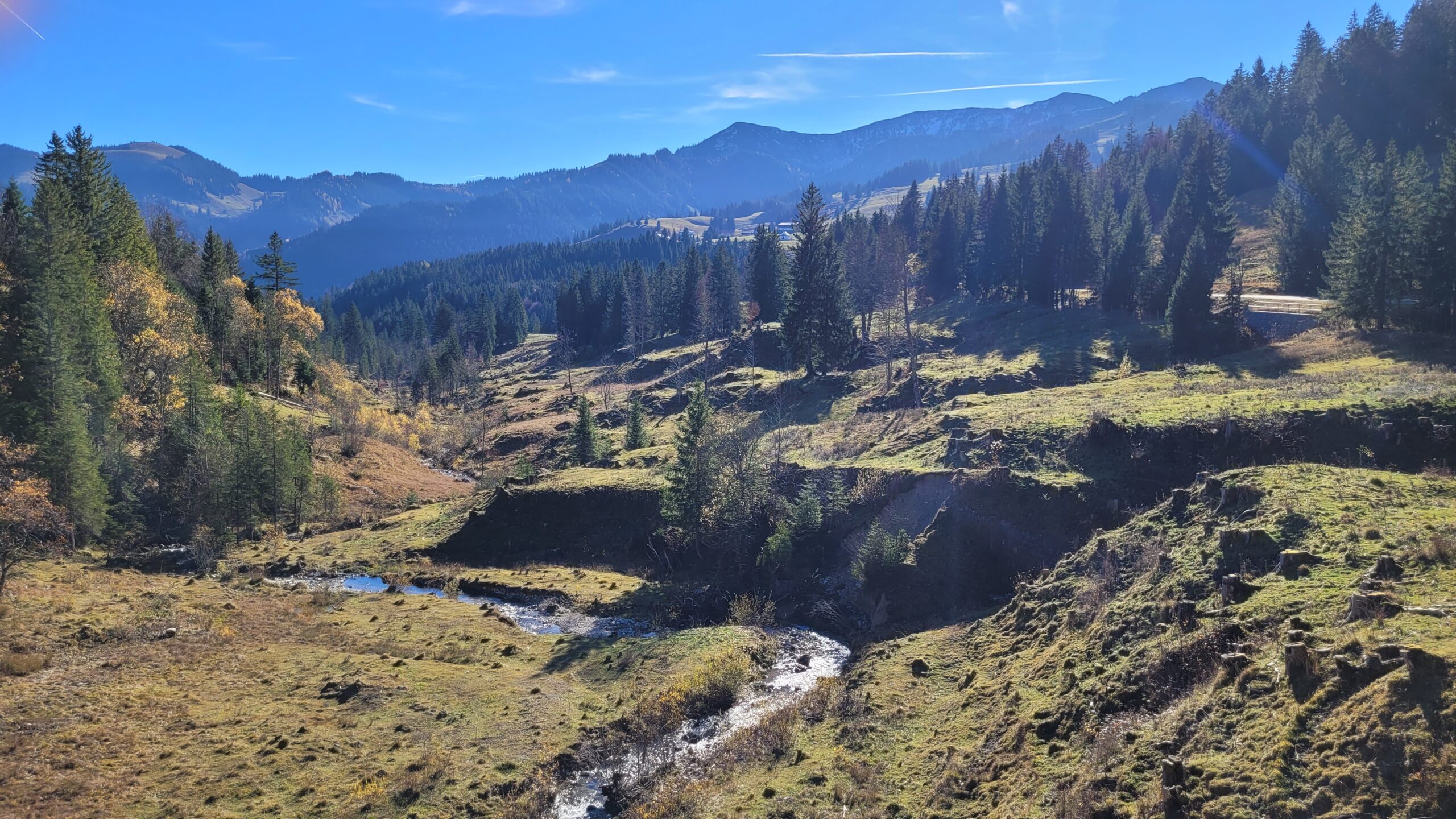 Ein wildes Tal in den Bergen